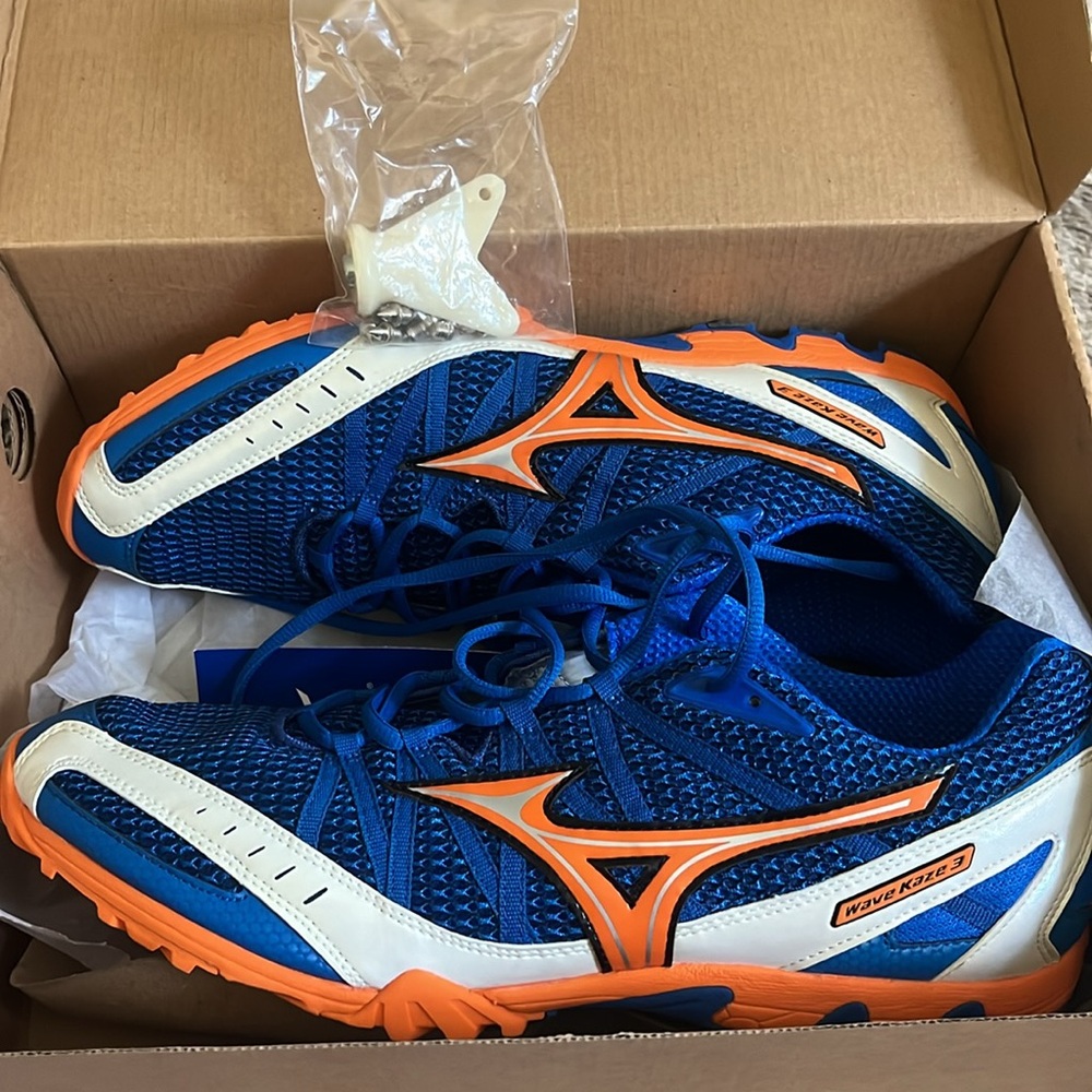 New in box / never worn. Men Size 12 Mizuno Wave Kaze 3